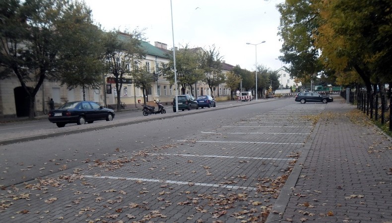 Parking przy ul.Hamerszmita i Parku Konstytucji 3 maja w Suwałkach, foto Anna Przybycień