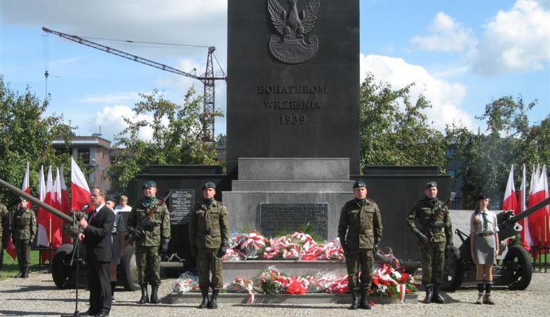 Uroczystości przed Pomnikiem Żołnierzy Września 1939 r. przy ulicy Wojska Polskiego.  fot. Iza Kosakowska