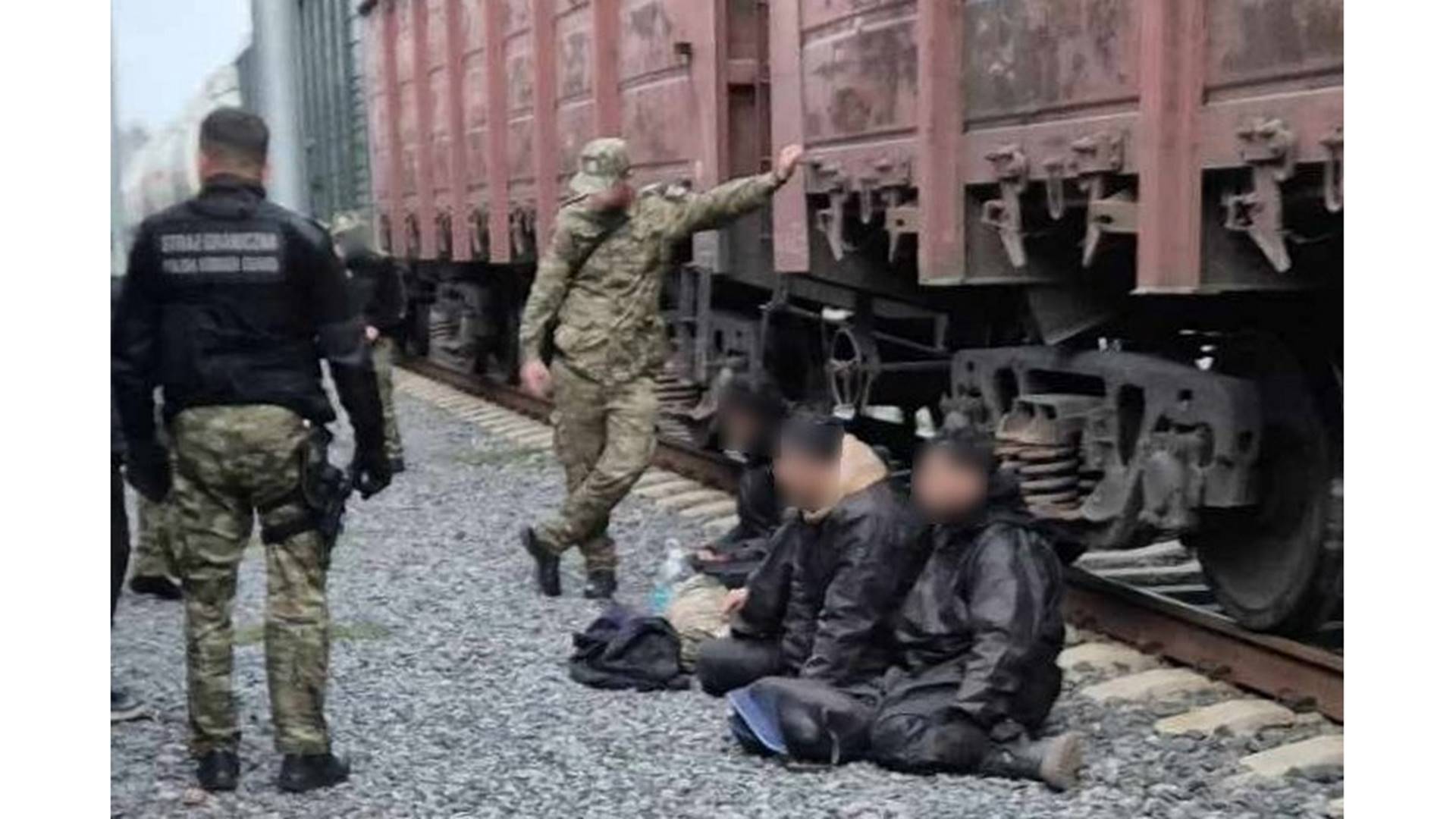 Migranci próbowali nielegalnie przekroczyć polsko-białoruską granicę ukryci w pociągu towarowym, źródło: Podlaski Oddział Straży Granicznej