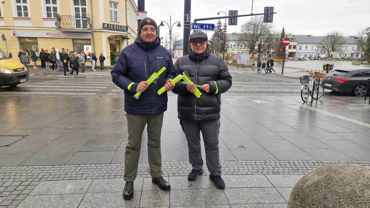 Akcja "Błysk - dbamy o bezpieczeństwo", inicjatywa suwalskich radnych z klubu PiS, fot. Areta Topornicka