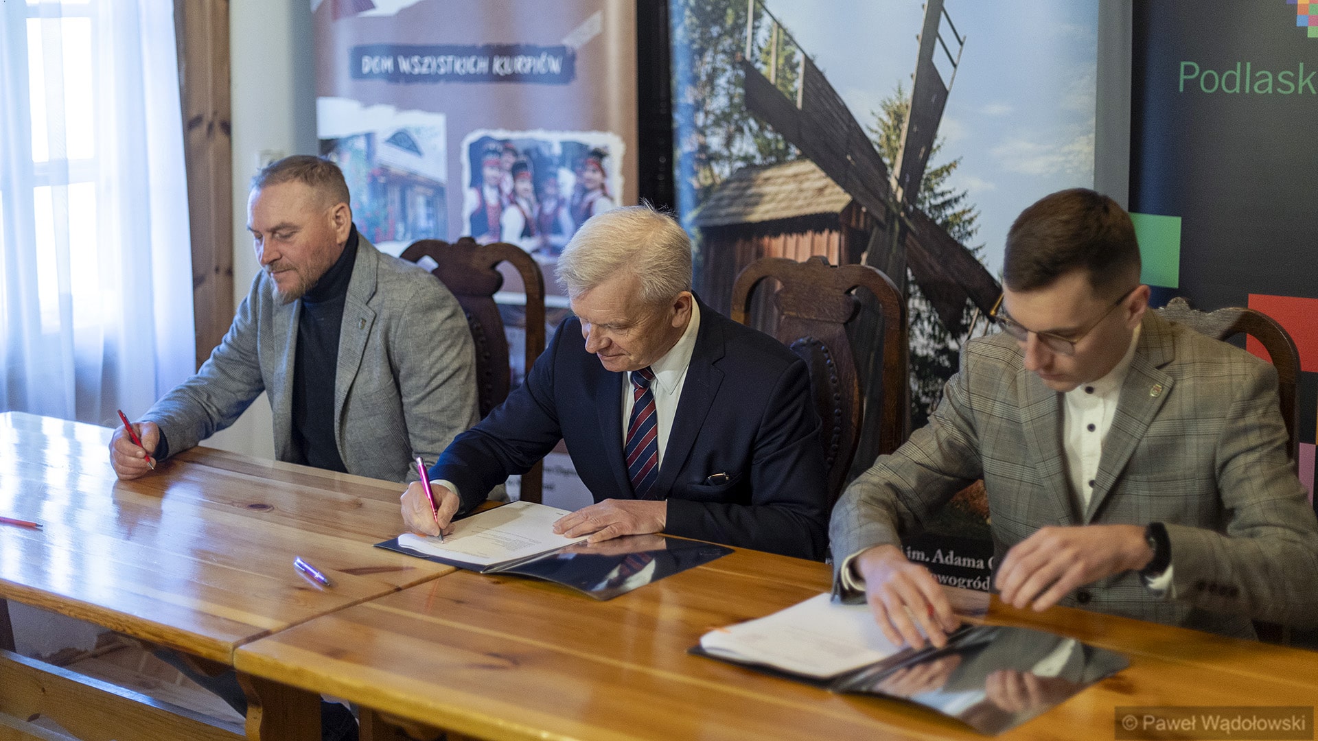 Podpisanie umów na dotacje dla klubów sportowych z powiatów: łomżyńskiego, kolneńskiego, grajewskiego i zambrowskiego, 8.04.2025, fot. Paweł Wądołowski