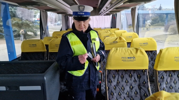 Policjanci rozdawali odblaski pasażerom autobusów PKS NOVA 12.02.2025, fot. Areta Topornicka