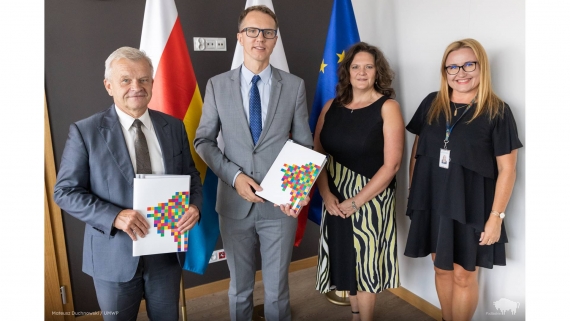 Jacek Piorunek, Marcin Wileński i Małgorzata Jarmutowska, podpisanie umowy z programu Fundusze Europejskie dla Podlaskiego 2021-2027, fot. Mateusz Duchnowski / UMWP