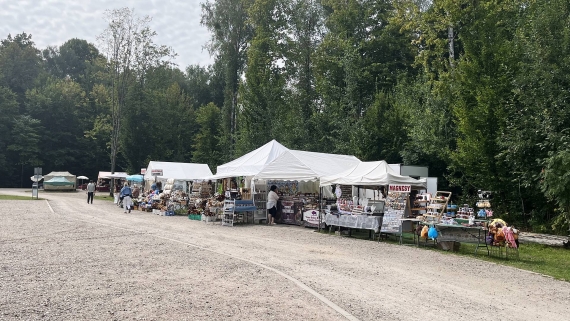 Stragany z pamiątkami przy wejściu do Rezerwatu Pokazowego Żubrów w Białowieskim Parku Narodowym, 11.08.2024, fot. Gabriela Lasota