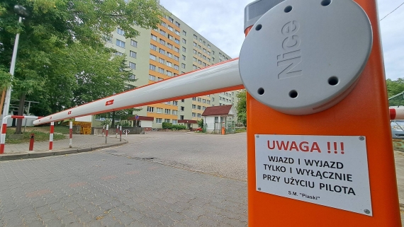 Na osiedlu Piaski w Białymstoku pojawiły się szlabany - parkingi są dostępne tylko dla stałych mieszkańców, fot. Ryszard Minko