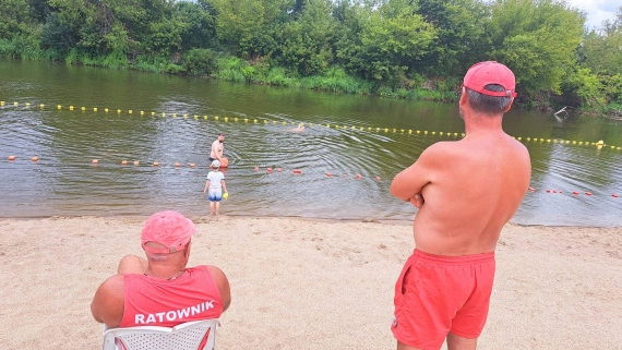 Ostatni dzień strzeżonego kąpieliska nad Narwią w Łomży, 11.08.2024, fot. Adam Dąbrowski