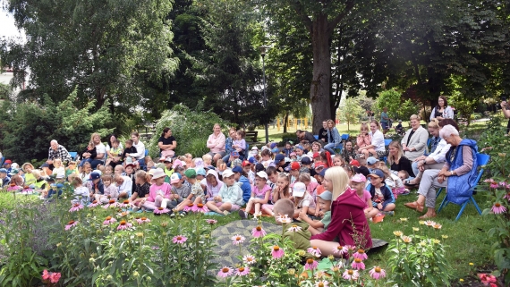 Akcja "Czytanie przy fontannie" w Wysokiem Mazowieckiem, 3.07.2024, fot. MOK Wysokie Mazowieckie