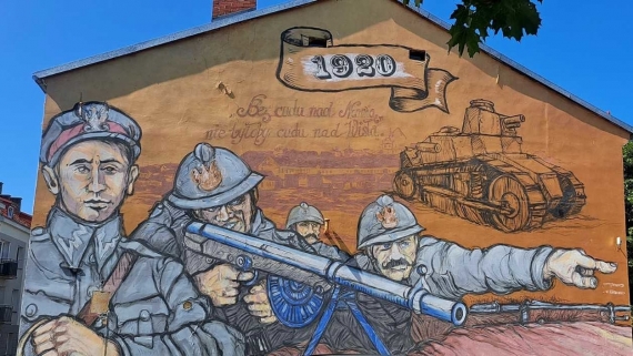 O wydarzeniach z 1920 r. przypomina mural na domu przy ul. Rządowej w Łomży, fot. Adam Dąbrowski