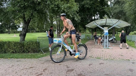 Zwycięzca trzeciej edycji Triathlonu Równych Szans, 3.08.2024, źródło: Pogodne Suwałki.