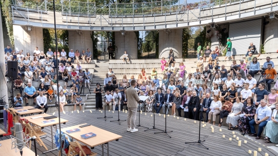 Narodowe Czytanie w amfiteatrze Opery i Filharmonii Podlaskiej, 7.09.2024, Źródło: podlaskie.eu/fot. Mateusz Duchnowski