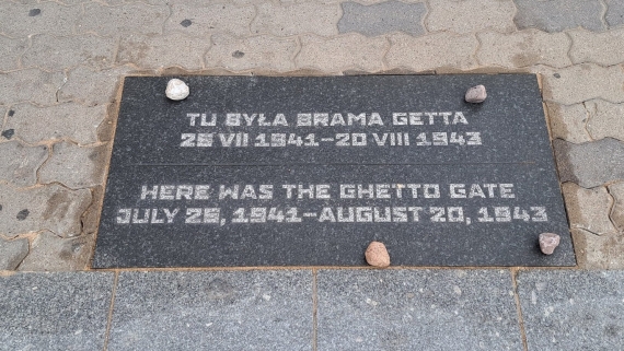 Tablica w miejscu jednej z bram getta w Białymstoku, 26.07.2024, fot. Wojciech Szubzda