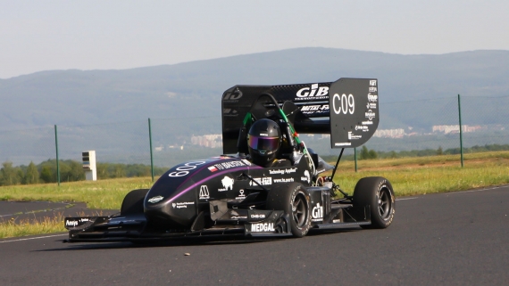 Zwycięski bolid zespołu Cerber Motorsport na zawodach Formula Student Czech Republic 2024, fot. Cerber Motorsport, dr inż. Piotr Tarasiuk, Wydział Mechaniczny Politechniki Białostockiej