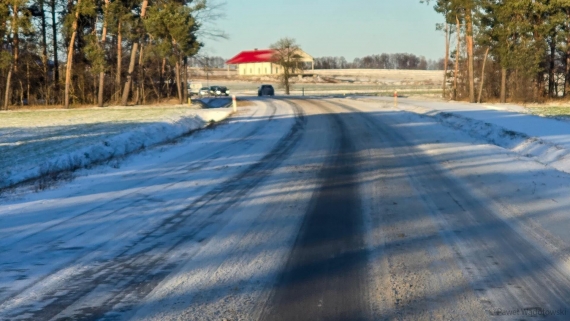 Oblodzone drogi w Podlaskiem, fot. Paweł Wądołowski