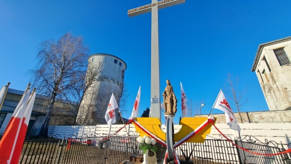 Odnowiony krzyż Solidarności w Łapach, 13.12.2024, fot. Ryszard Minko