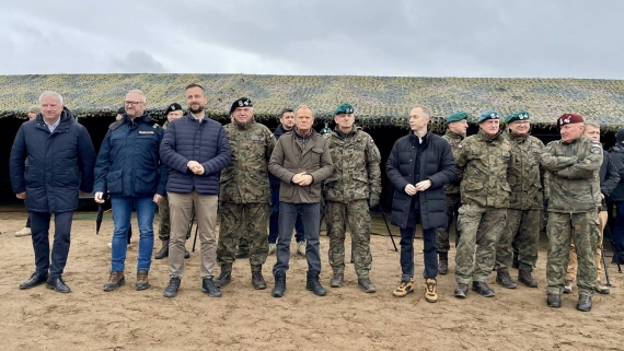 Premier Donald Tusk i wicepremier Władysław Kosiniak-Kamysz na poligonie w Orzyszu, 14.10.2024, źródło: Ministerstwo Obrony Narodowej / X (Twitter)