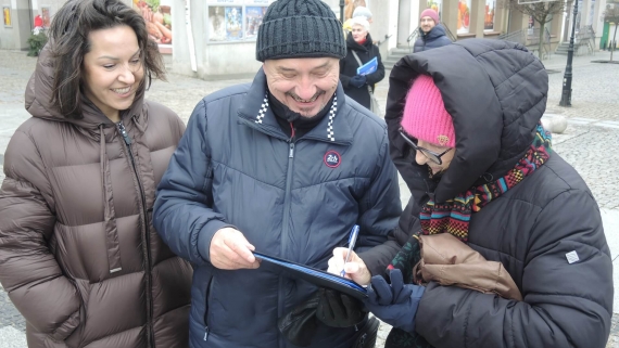 Zbieranie podpisów na listach poparcia w Łomży, 18.01.2025, fot. Adam Dąbrowski