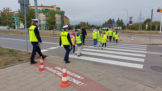 Uczniowie klasy III SP nr 50 w Białymstoku przechodzą przez przejście dla pieszych, 1.10.2024, fot. Grzegorz Pilat