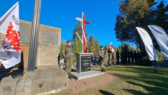 W Hajnówce został odsłonięty krzyż upamiętniający śmierć ks. Jerzego Popiełuszki, 19.10.2024, fot. Ryszard Minko