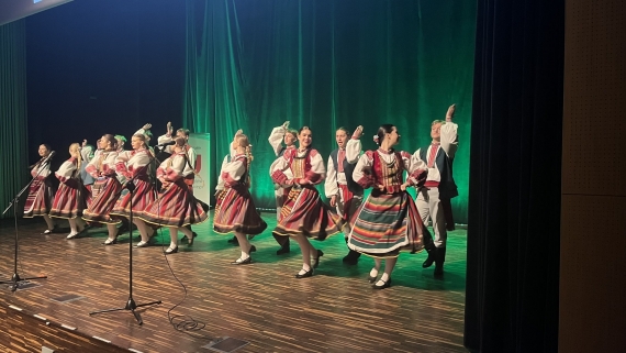 Występ uczniów VI LO z Zespołu Pieśni i Tańca Kurpie Zielone, 26.02.2025, fot. Gabriela Lasota