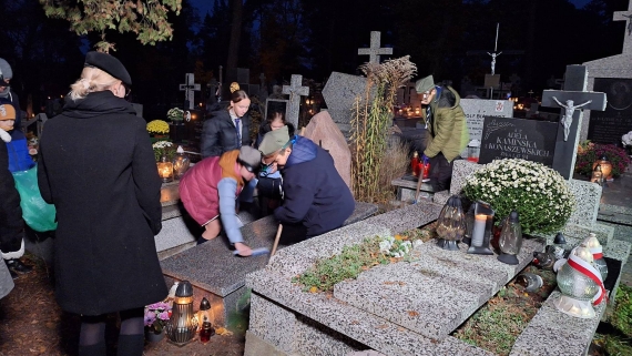 Harcerze upamiętnili druhów spoczywających na Cmentarzu Farnym w Białymstoku, 31.10.2024, fot. Adam Klimiuk