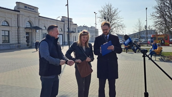 Radni Prawa i Sprawiedliwości krytykują stan taboru kolejowego Polregio, 11.03.2025, fot. Marcin Gliński