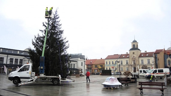 Montaż świątecznych ozdób na ulicach Łomży, 3.12.2024, fot. Adam Dąbrowski