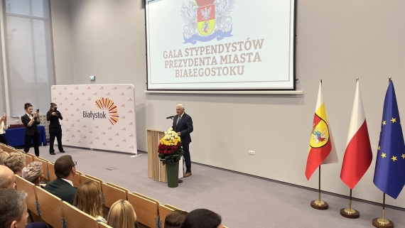 Gala wręczenia stypendiów Prezydenta Miasta Białegostoku w II Liceum Ogólnokształcącym, 20.09.2024, fot. Gabriela Lasota