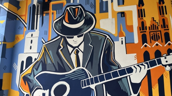 W Białymstoku pojawił się nowy mural - przedstawia bluesmana, 2.10.2024, fot. Gabriela Lasota