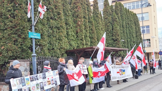 Wspólna akcja Białorusinów i Ukraińców przed konsulatem Białorusi w Białymstoku, 26.01.2025, fot. Anna Petrovska