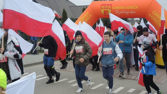 Bieg z biało-czerwoną flagą w Giełczynie, 10.11.2024, fot. Adam Dąbrowski