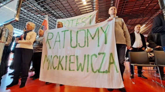 Mieszkańcy bloków przy ul. Mickiewicza w Białymstoku przyszli na sesję rady miasta, 24.02.2025, fot. Ryszard Minko