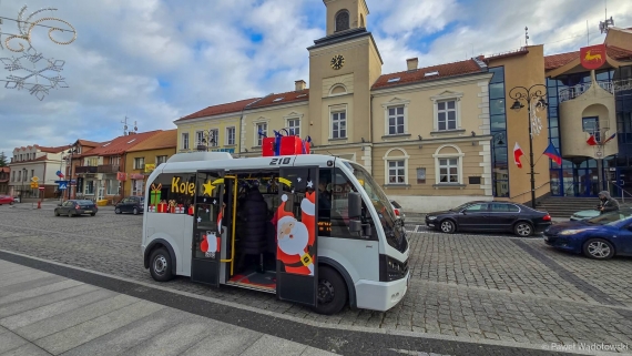 Kolędobus pojawił się na łomżyńskich ulicach, 20.12.2024, fot. Paweł Wądołowski