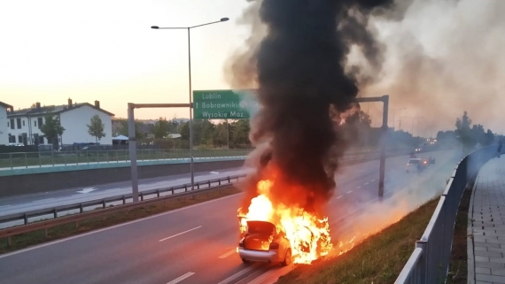 Płonący samochód na obwodnicy w Białymstoku, fot. Słuchacz