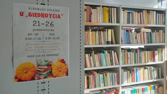 W holu biblioteki głównej na kampusie Uniwersytetu w Białymstoku trwa "Kiermasz u Giedroycia", źródło: Dział Promocji, Uniwersytet w Białymstoku