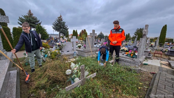 Wolontariusze z grupy Nadzieja w Łomży pomagają sprzątać groby, 31.10.2024, fot. Paweł Wądołowski