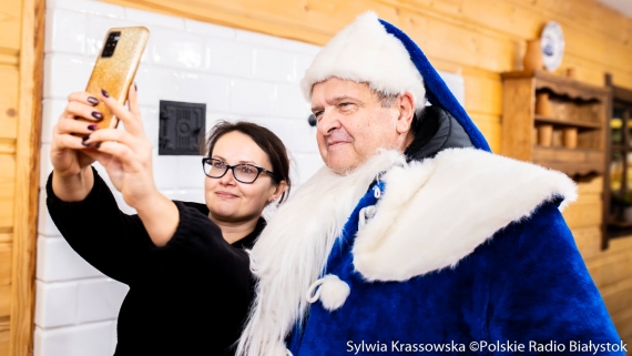 Niebieski Mikołaj Polskiego Radia Białystok zaprasza do wspólnych zdjęć, fot. Sylwia Krassowska