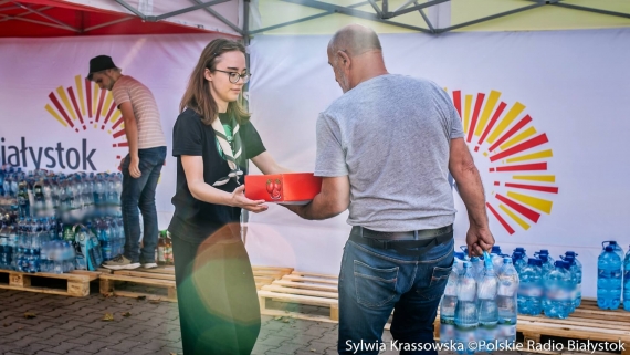 Białostoczanie przynoszą dary do Centrum Aktywności Społecznej w Białymstoku dla powodzian, fot. Sylwia Krassowska