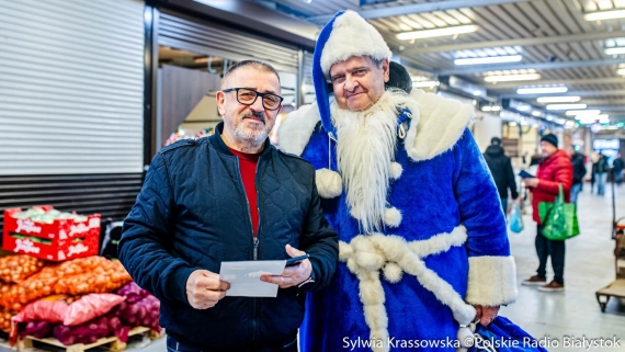 Niebieski Mikołaj Polskiego Radia Białystok zaprasza do wspólnych zdjęć, fot. Sylwia Krassowska