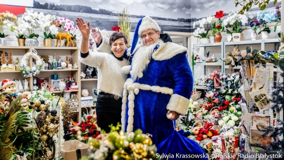 Niebieski Mikołaj Polskiego Radia Białystok zaprasza do wspólnych zdjęć, fot. Sylwia Krassowska